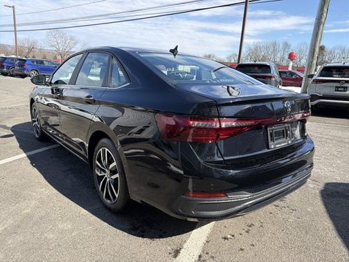 Deep Black Pearl 2026 Volkswagen Jetta SE