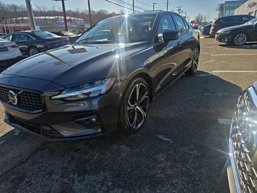 2024 Volvo S60 Plus Dark Theme