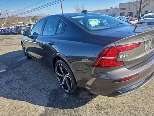 2024 Volvo S60 Plus Dark Theme