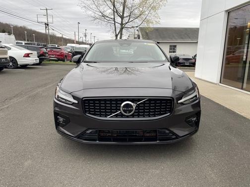 2024 Volvo S60 Plus Dark Theme