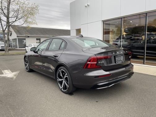 2024 Volvo S60 Plus Dark Theme