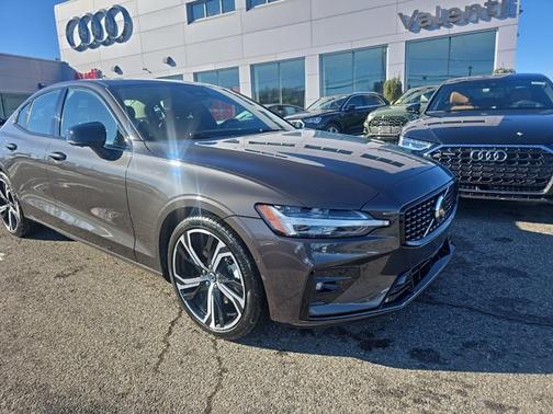 2024 Volvo S60 Plus Dark Theme