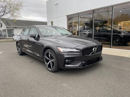 2024 Volvo S60 Plus Dark Theme