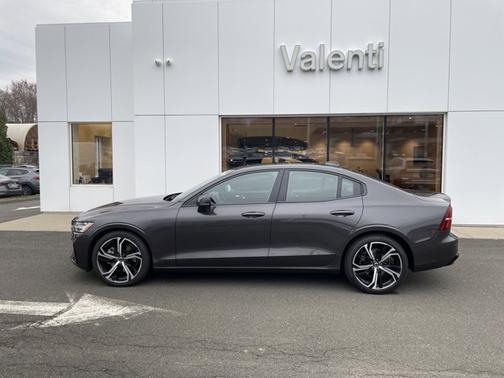 2024 Volvo S60 Plus Dark Theme