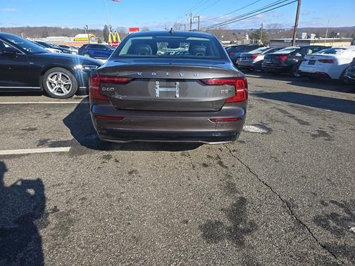 2024 Volvo S60 Plus Dark Theme