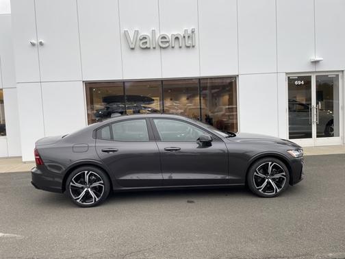 2024 Volvo S60 Plus Dark Theme