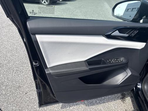 DEEPBLACK PEARL 2025 Volkswagen Taos S