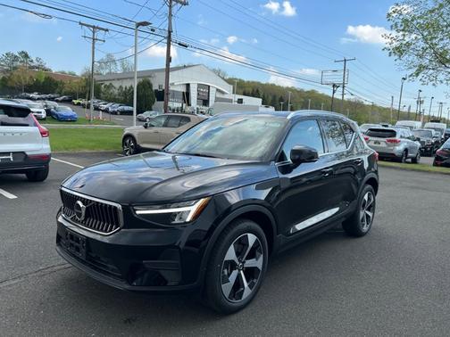 2025 Volvo XC40 Core Bright Theme