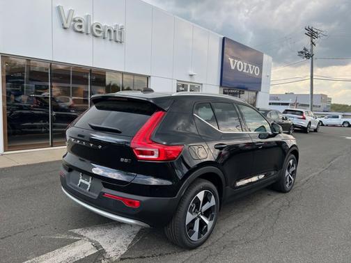 2025 Volvo XC40 Core Bright Theme