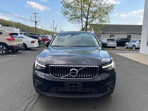 2025 Volvo XC40 Core Bright Theme