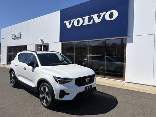 Crystal White 2026 Volvo XC40 Plus