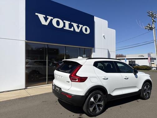 Crystal White 2026 Volvo XC40 Plus