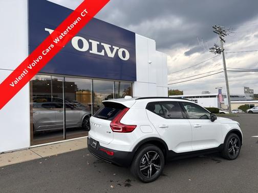 Crystal White 2026 Volvo XC40 Core