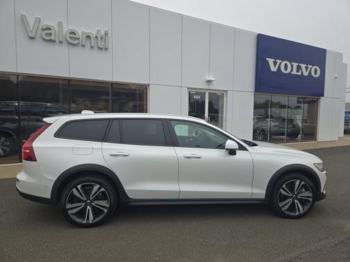 2024 Volvo V60 Cross Country Plus