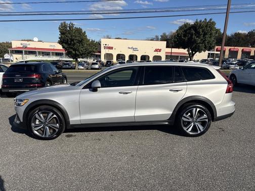 2025 Volvo V60 Cross Country Plus