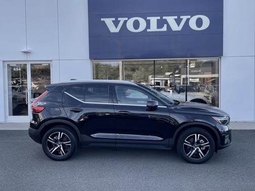 2025 Volvo XC40 Core Bright Theme
