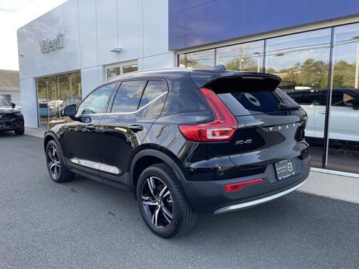 2025 Volvo XC40 Core Bright Theme