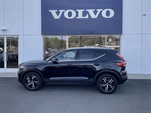2025 Volvo XC40 Core Bright Theme