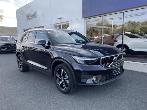 2025 Volvo XC40 Core Bright Theme