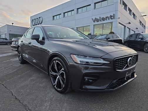 2024 Volvo S60 Core Dark Theme