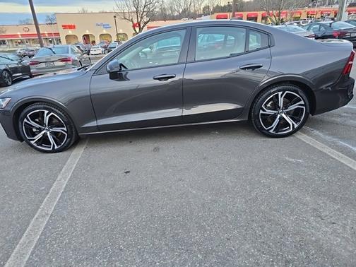 2024 Volvo S60 Core Dark Theme