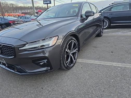 2024 Volvo S60 Core Dark Theme