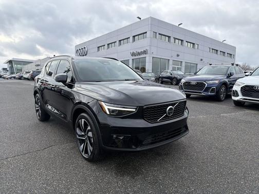 2025 Volvo XC40 Plus Dark Theme