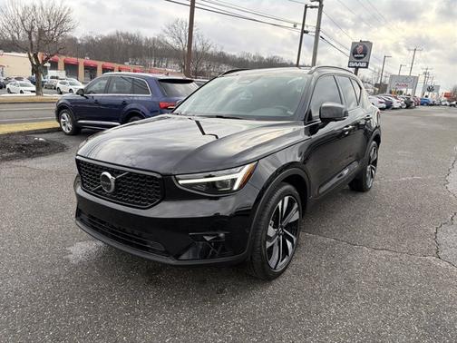 2025 Volvo XC40 Plus Dark Theme