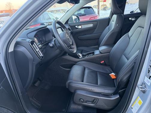 2025 Volvo XC40 Plus Bright Theme