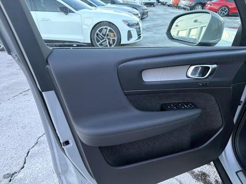 2025 Volvo XC40 Plus Bright Theme