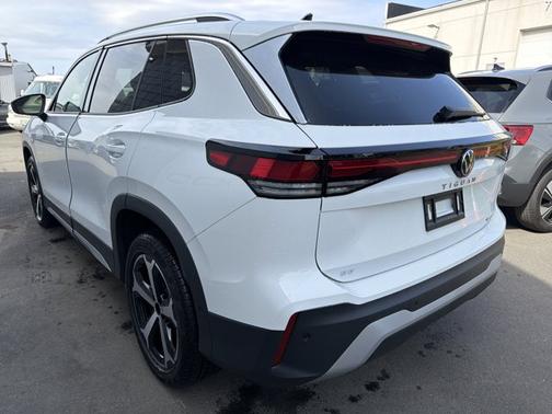 PURE WHITE 2026 Volkswagen Tiguan SE