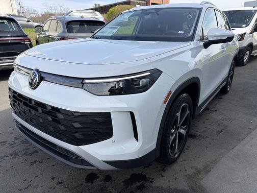 PURE WHITE 2026 Volkswagen Tiguan SE
