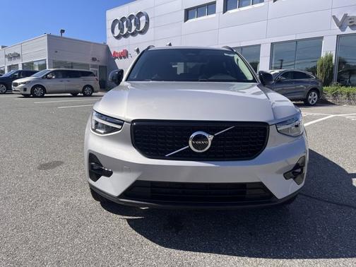 2025 Volvo XC40 Plus Dark Theme