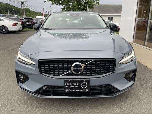 2024 Volvo S60 Core Dark Theme