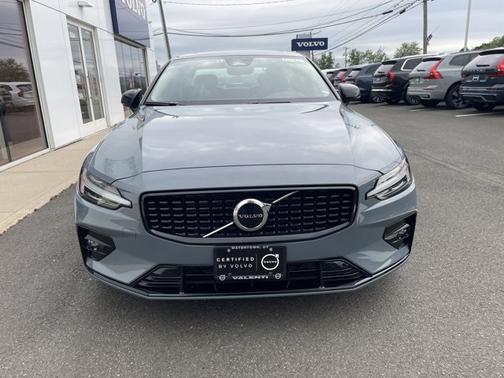 2024 Volvo S60 Core Dark Theme