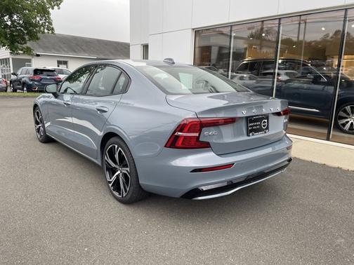 2024 Volvo S60 Core Dark Theme