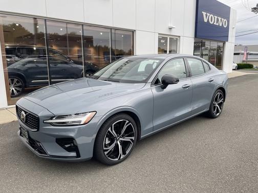 2024 Volvo S60 Core Dark Theme