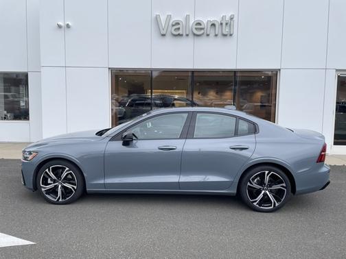 2024 Volvo S60 Core Dark Theme