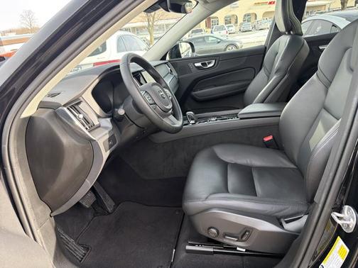 2025 Volvo XC60 Core