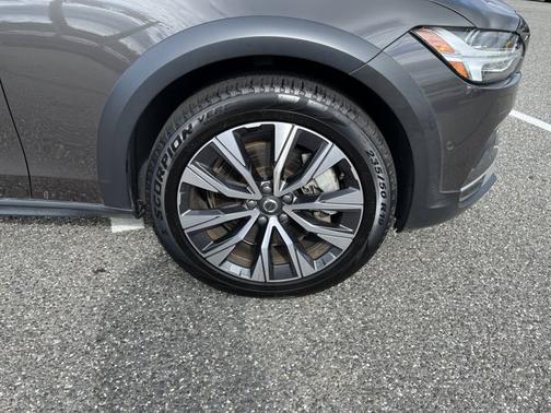 2024 Volvo V90 Cross Country Plus