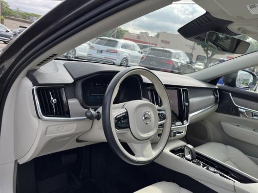 2024 Volvo V90 Cross Country Plus
