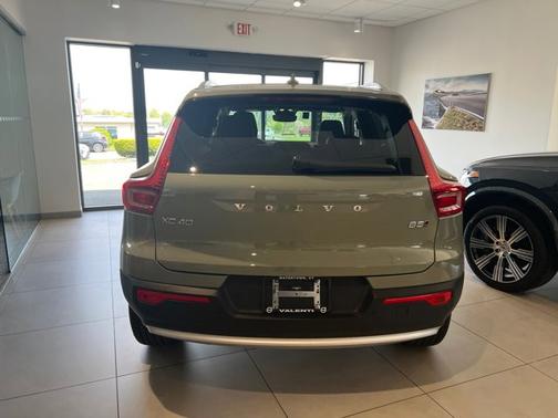 2025 Volvo XC40 Ultra Bright Theme