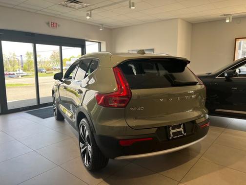 2025 Volvo XC40 Ultra Bright Theme