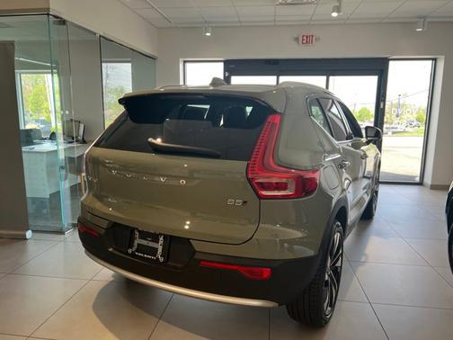 2025 Volvo XC40 Ultra Bright Theme