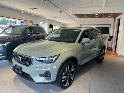 2025 Volvo XC40 Ultra Bright Theme