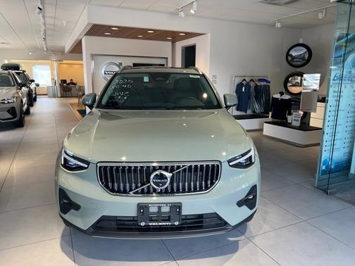 2025 Volvo XC40 Ultra Bright Theme