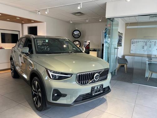2025 Volvo XC40 Ultra Bright Theme