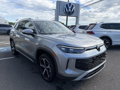 Pyrite Silver Metallic 2026 Volkswagen Tiguan SE