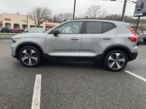 2024 Volvo XC40 CORE DARK THEME