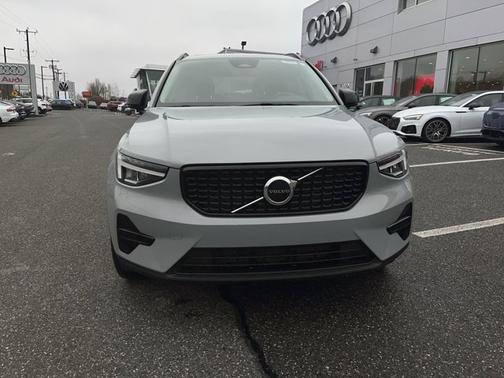 2024 Volvo XC40 CORE DARK THEME